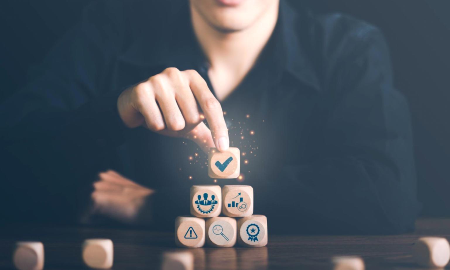 Equipo colaborando en análisis de métricas de conversión